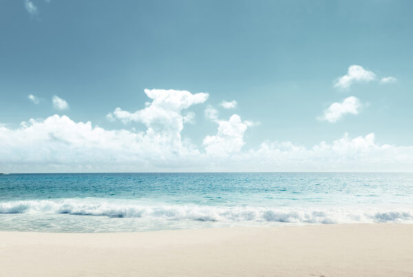 Ein Strand mit Wellen, die auf den Sand schlagen Ein Strand mit Wellen, die auf den Sand schlagen
