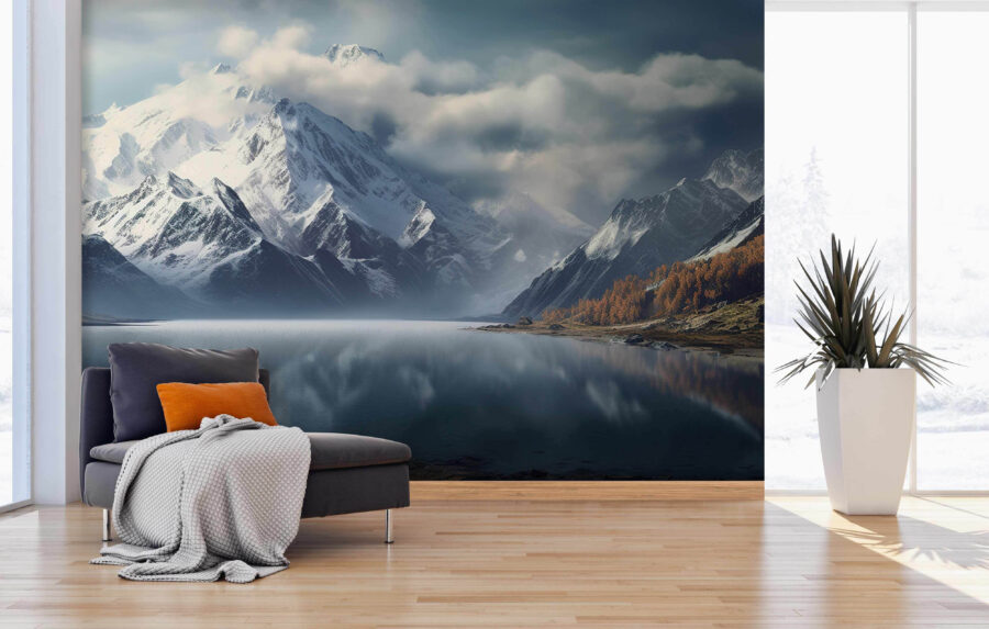 See mit schneebedeckten Bergen und Wolken