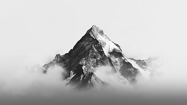 Berg mit Schnee auf dem Gipfel Berg mit Schnee auf dem Gipfel