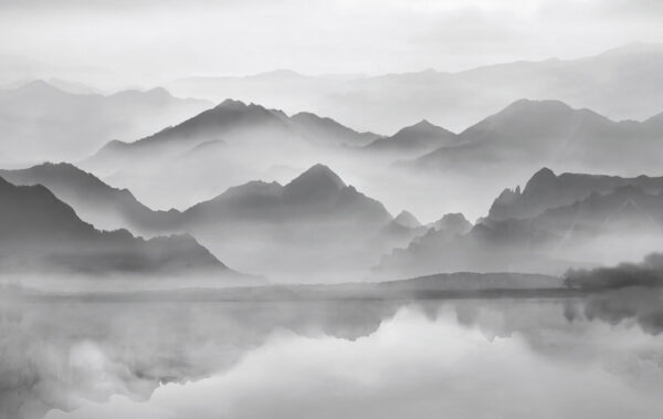 Bergkette mit Nebel und Wasser Bergkette mit Nebel und Wasser