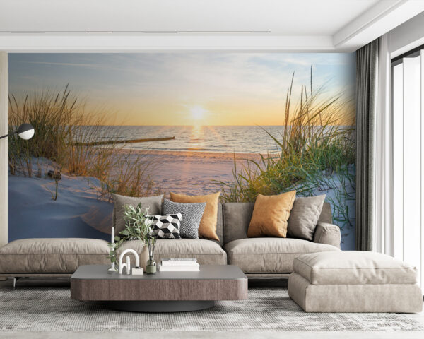 Strand mit Gras und einem Gewässer Strand mit Gras und einem Gewässer