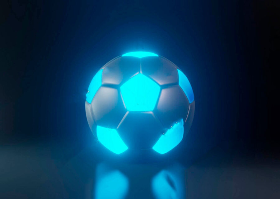 Fußball mit blauen Lichtern