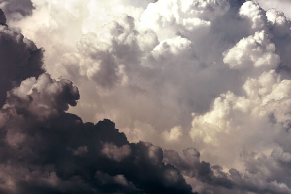 Bewölkter Himmel mit vielen Wolken Bewölkter Himmel mit vielen Wolken