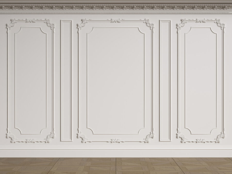 Weiße Wand mit Leiste