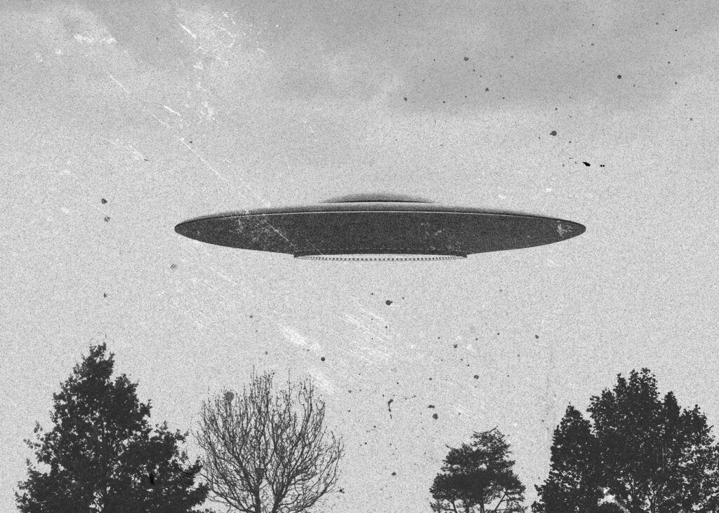 Ufo fliegt über Bäume Ufo fliegt über Bäume