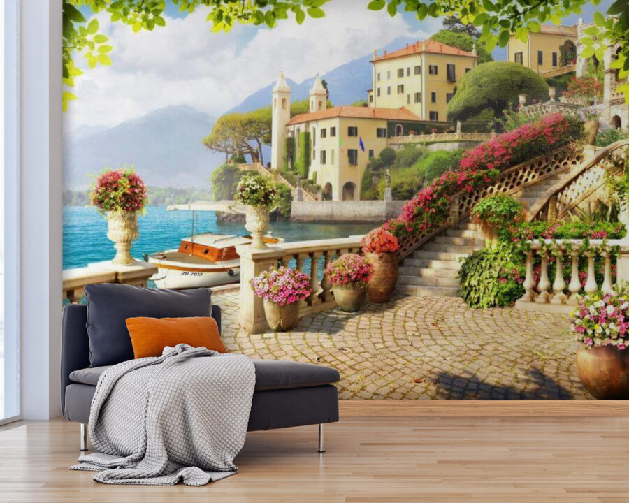 Steinpromenade mit Treppen und Blumen an der Wasserseite