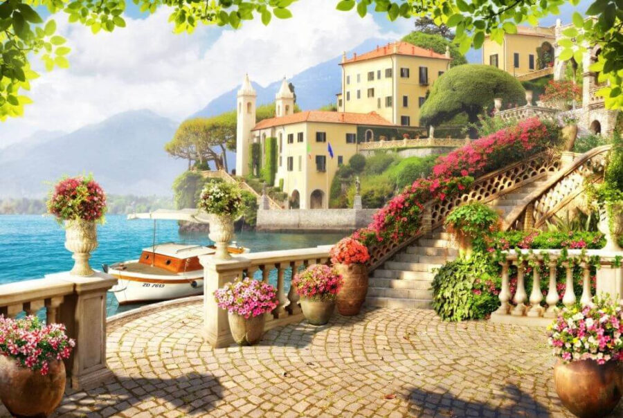 Steinpromenade mit Treppen und Blumen an der Wasserseite