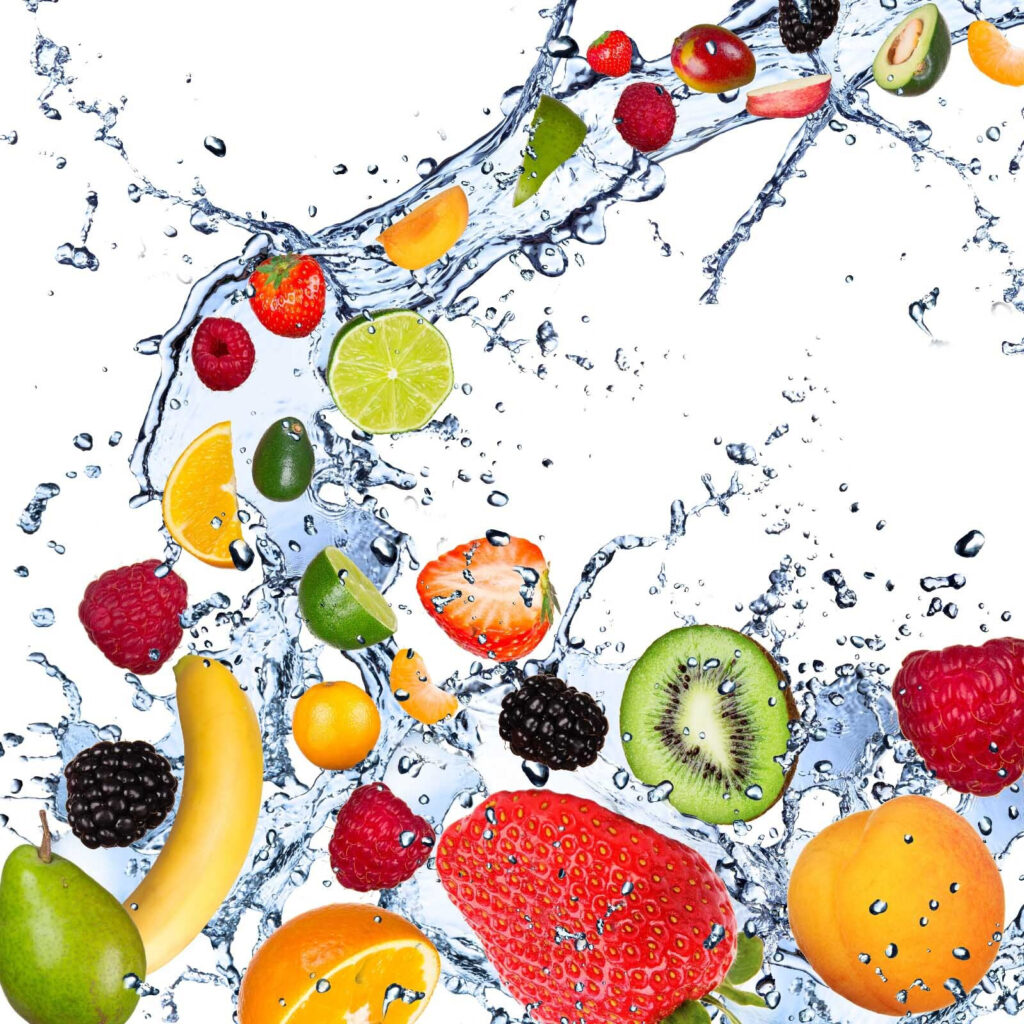 Obst, das ins Wasser spritzt Obst, das ins Wasser spritzt
