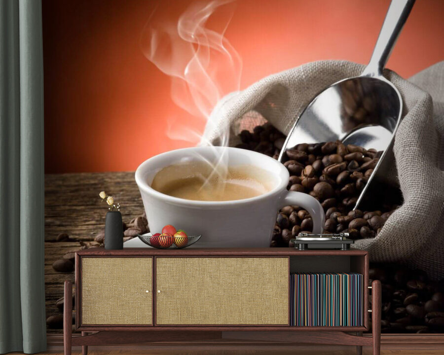 Tasse Kaffee mit Dampf und Kaffeebohnen