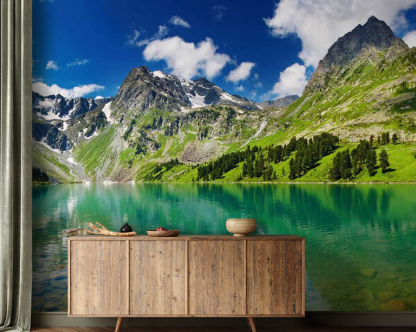 Wasserfläche mit Bergen und Bäumen Wasserfläche mit Bergen und Bäumen