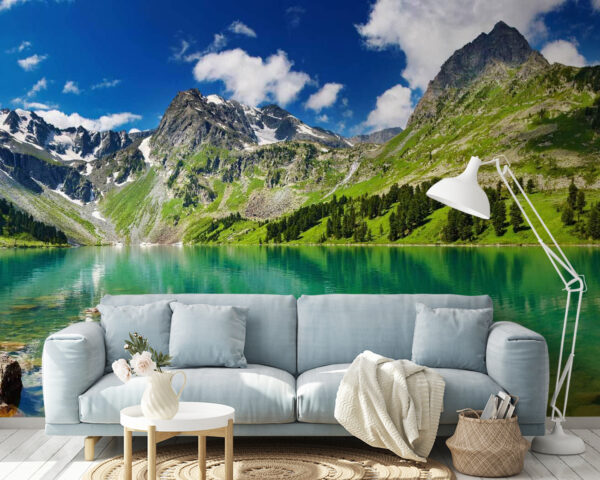 Wasserfläche mit Bergen und Bäumen Wasserfläche mit Bergen und Bäumen