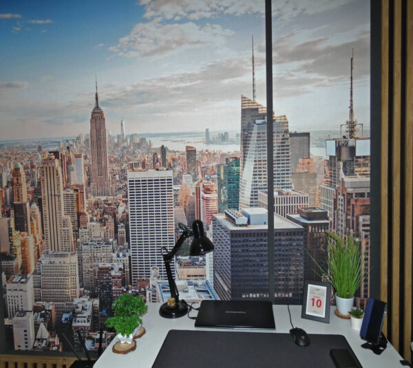 Großes Fenster mit Blick auf die Stadt Großes Fenster mit Blick auf die Stadt