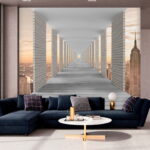 Fototapeten Langer Gehweg mit Säulen und einer Stadt im Hintergrund