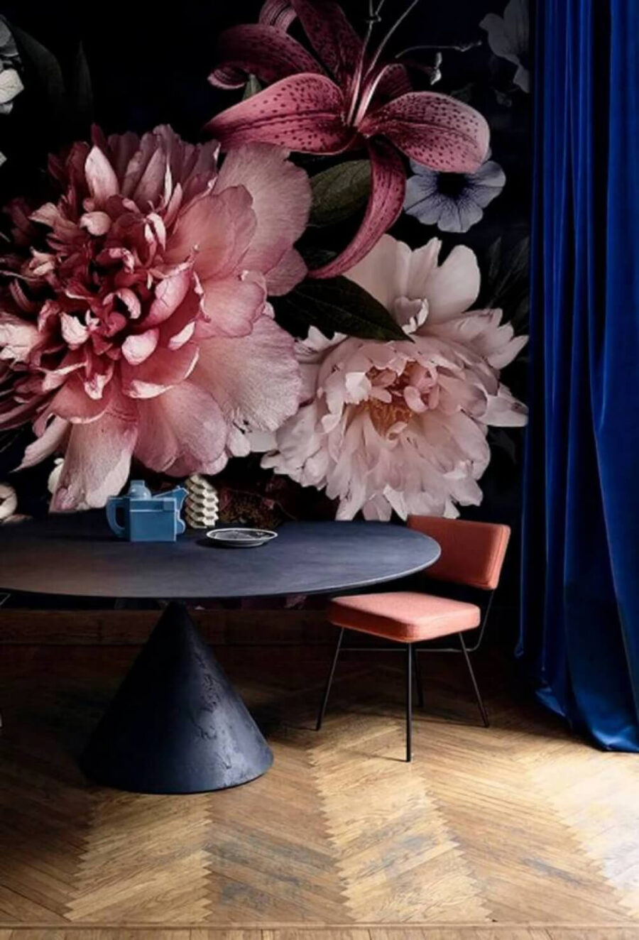 Elegantes Arrangement aus dunklen Blüten