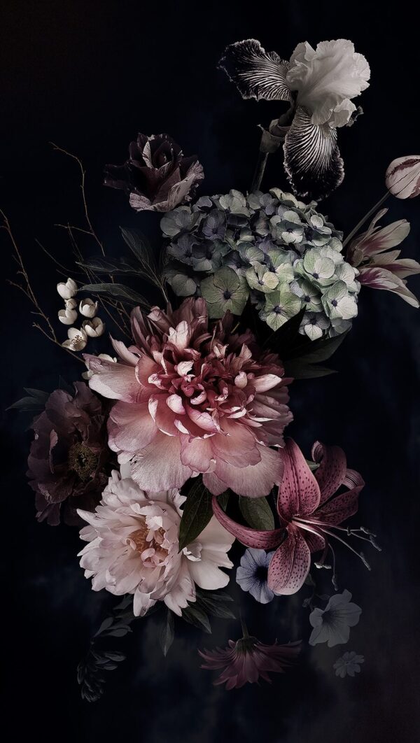 Elegantes Arrangement aus dunklen Blüten Elegantes Arrangement aus dunklen Blüten