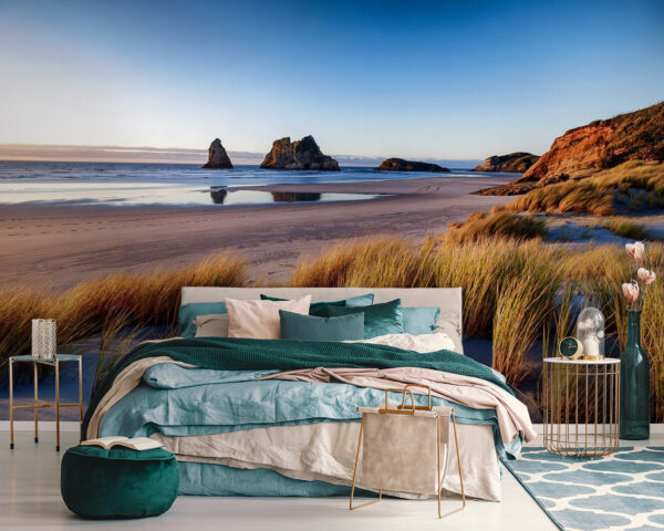Strand mit hohem Gras und Felsen Strand mit hohem Gras und Felsen