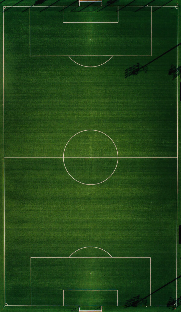 Fußballfeld mit weißem Kreis Fußballfeld mit weißem Kreis