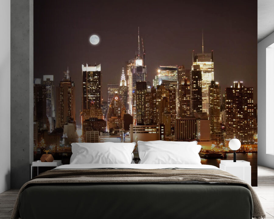 Skyline der Stadt bei Nacht mit dem Mond am Himmel