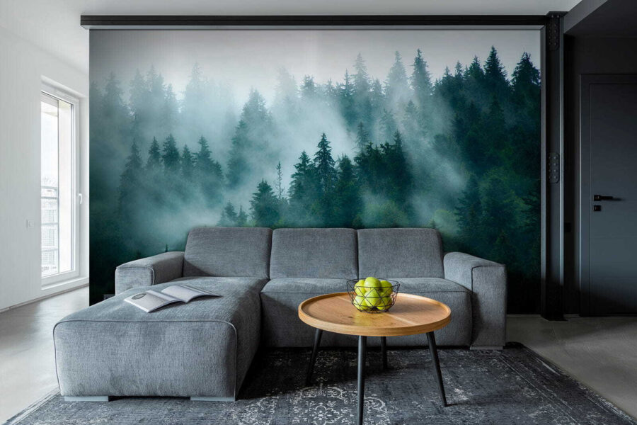 Nebliger Wald mit Bäumen