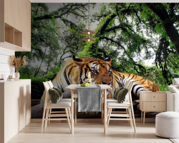 Tiger auf einem Baumstamm liegend Tiger auf einem Baumstamm liegend