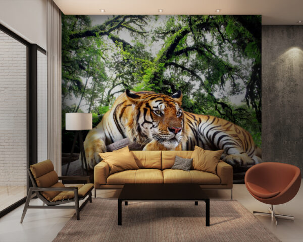 Tiger auf einem Baumstamm liegend Tiger auf einem Baumstamm liegend