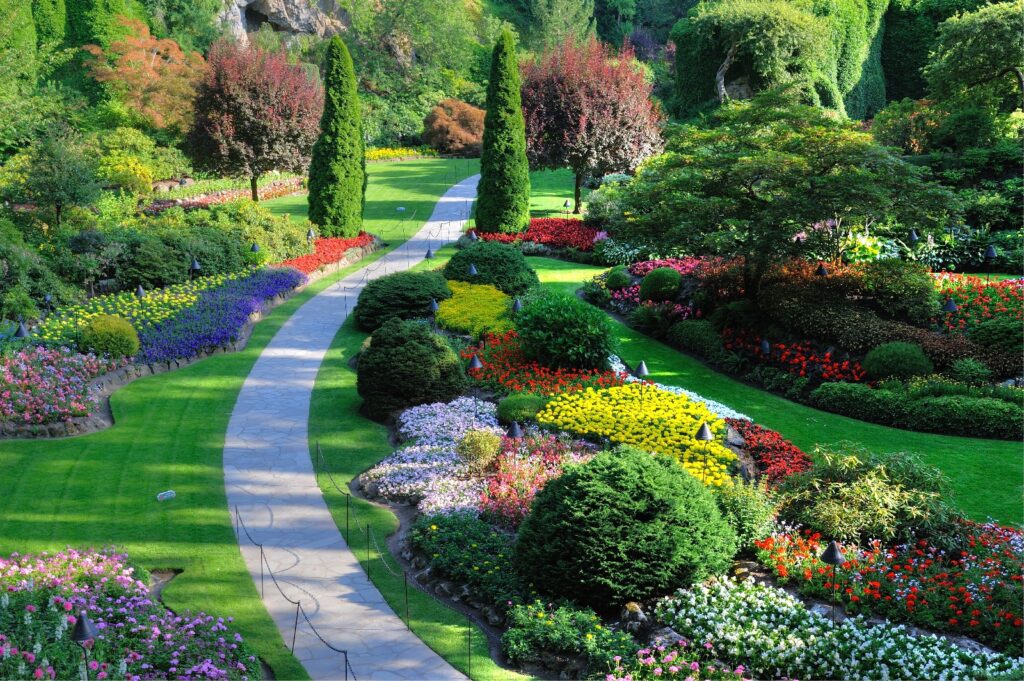 Garten mit vielen Blumen und Bäumen Garten mit vielen Blumen und Bäumen