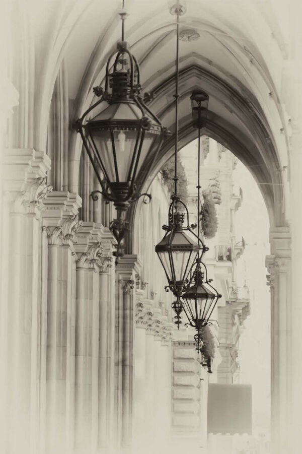 Reihe von Laternen auf einem Gebäude Reihe von Laternen auf einem Gebäude