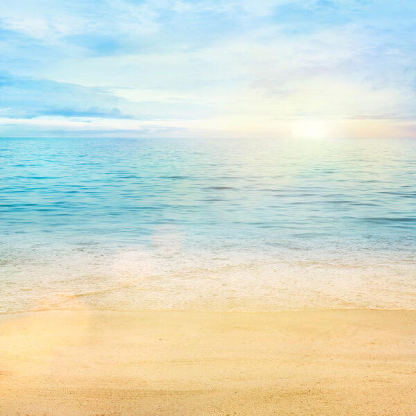 Sandstrand mit blauem Wasser und blauem Himmel Sandstrand mit blauem Wasser und blauem Himmel