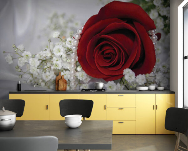 Rote Rose und weiße Blumen Rote Rose und weiße Blumen