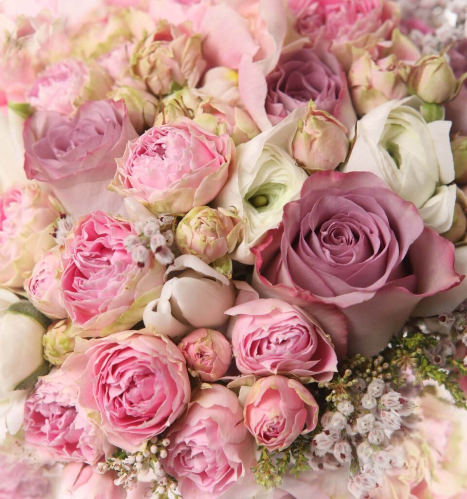 Blumenstrauß aus rosa und weißen Rosen Blumenstrauß aus rosa und weißen Rosen