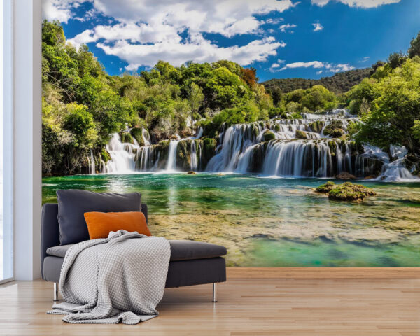 Krka-Nationalpark, umgeben von Bäumen und blauem Himmel Krka-Nationalpark, umgeben von Bäumen und blauem Himmel