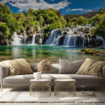 Fototapeten Krka-Nationalpark, umgeben von Bäumen und blauem Himmel