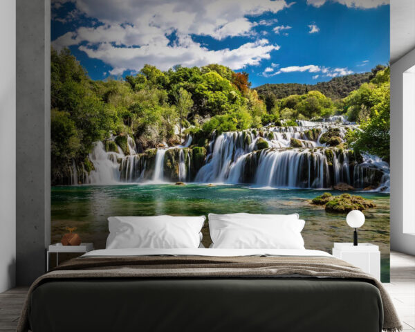 Krka-Nationalpark, umgeben von Bäumen und blauem Himmel Krka-Nationalpark, umgeben von Bäumen und blauem Himmel