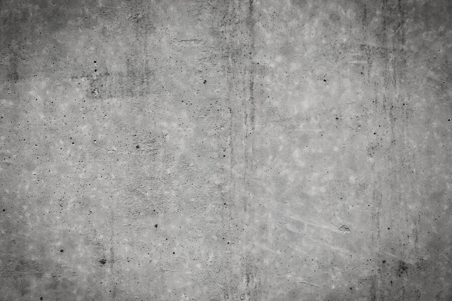 Graue Betonwand mit schwarzen Flecken