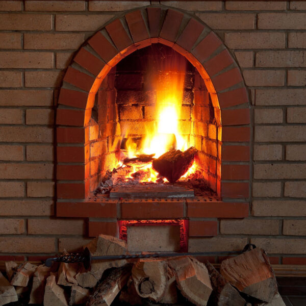 Kamin mit Feuer im Kamin Kamin mit Feuer im Kamin