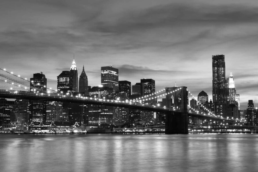 Brücke über das Wasser mit der Skyline der Stadt im Hintergrund