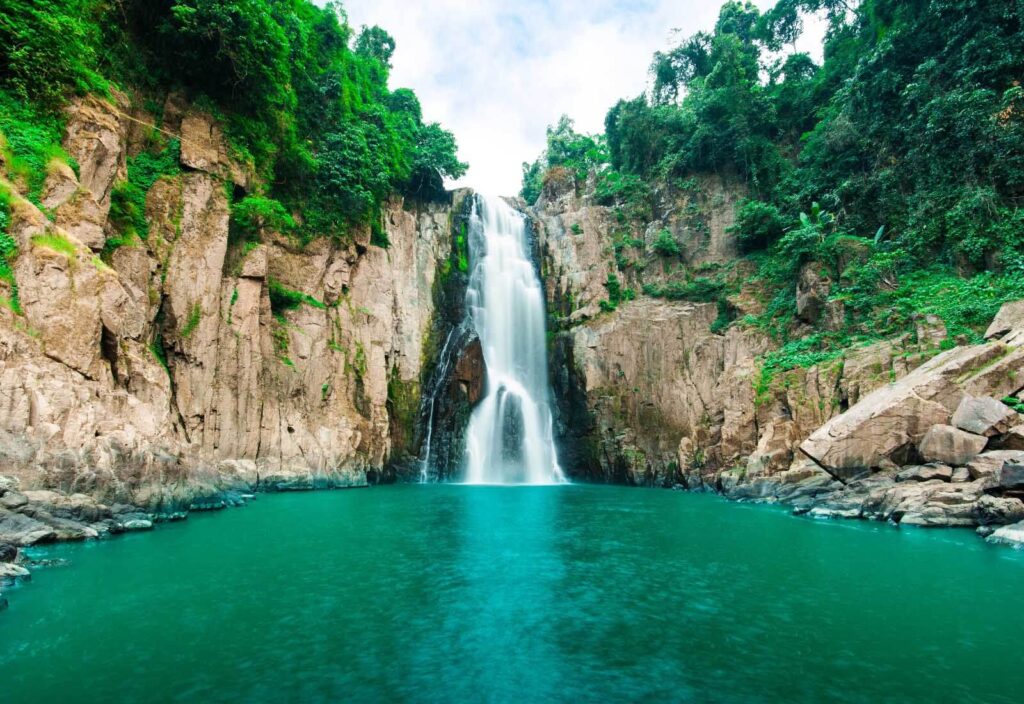 Wasserfall in einem felsigen Gebiet Wasserfall in einem felsigen Gebiet