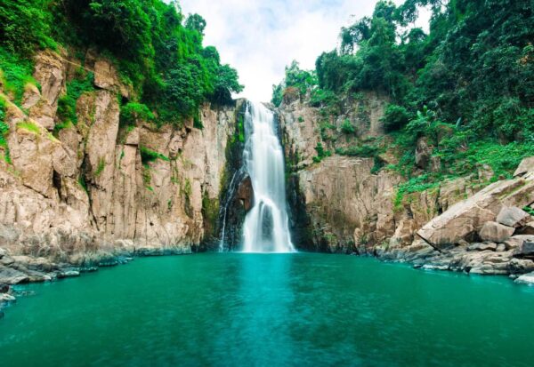 Wasserfall in einem felsigen Gebiet Wasserfall in einem felsigen Gebiet
