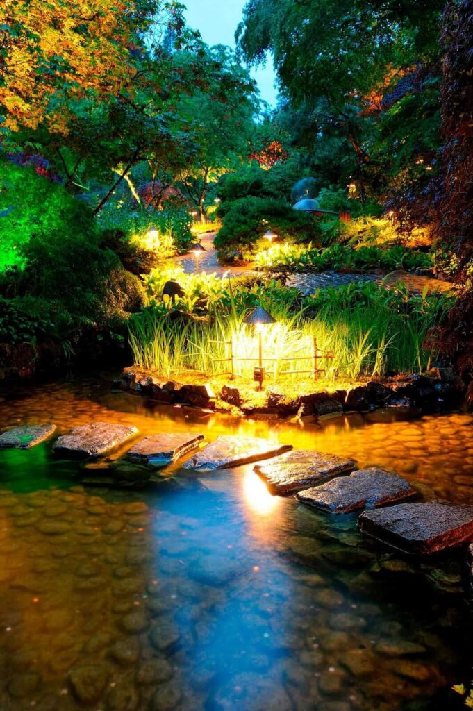 Steinweg in einem Teich mit Lichtern Steinweg in einem Teich mit Lichtern