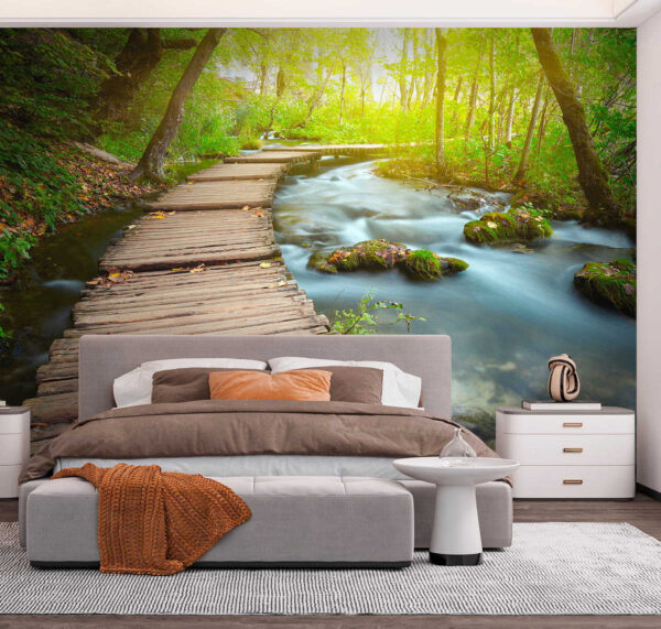 Hölzerne Brücke über einen Fluss Hölzerne Brücke über einen Fluss