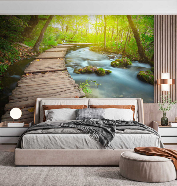 Hölzerne Brücke über einen Fluss Hölzerne Brücke über einen Fluss