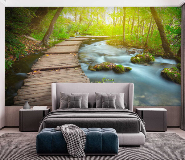 Hölzerne Brücke über einen Fluss Hölzerne Brücke über einen Fluss