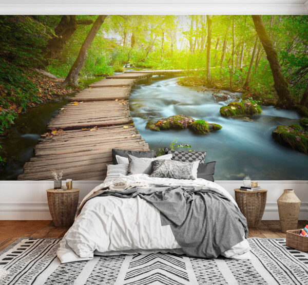 Hölzerne Brücke über einen Fluss Hölzerne Brücke über einen Fluss