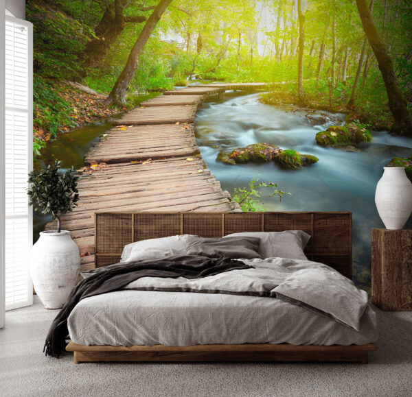 Hölzerne Brücke über einen Fluss Hölzerne Brücke über einen Fluss