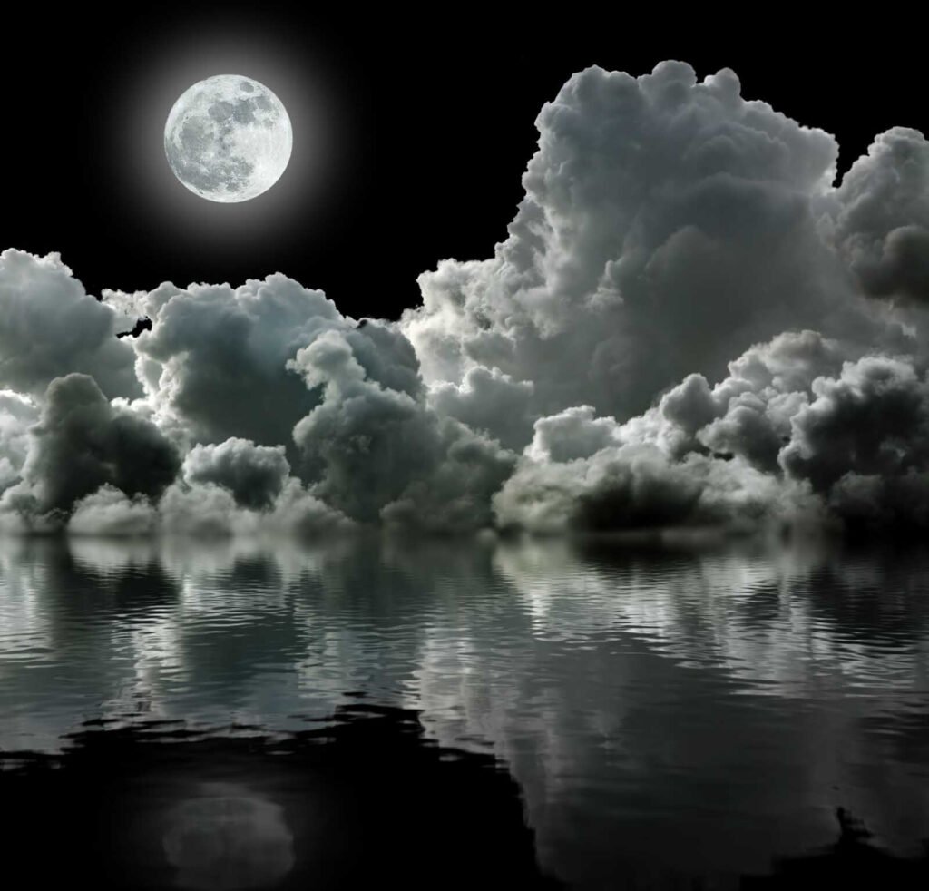 Mond über Wasser mit Wolken und Wolken Mond über Wasser mit Wolken und Wolken