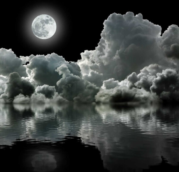 Mond über Wasser mit Wolken und Wolken Mond über Wasser mit Wolken und Wolken