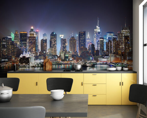 Skyline der Stadt bei Nacht mit sich auf dem Wasser spiegelnden Lichtern Skyline der Stadt bei Nacht mit sich auf dem Wasser spiegelnden Lichtern