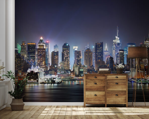 Skyline der Stadt bei Nacht mit sich auf dem Wasser spiegelnden Lichtern Skyline der Stadt bei Nacht mit sich auf dem Wasser spiegelnden Lichtern