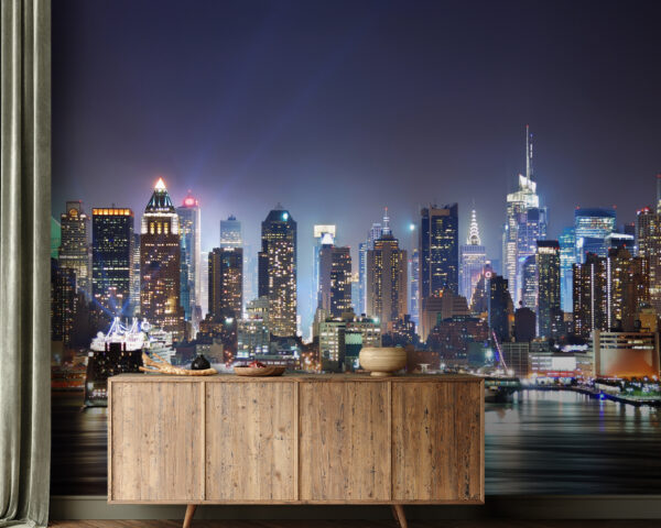 Skyline der Stadt bei Nacht mit sich auf dem Wasser spiegelnden Lichtern Skyline der Stadt bei Nacht mit sich auf dem Wasser spiegelnden Lichtern