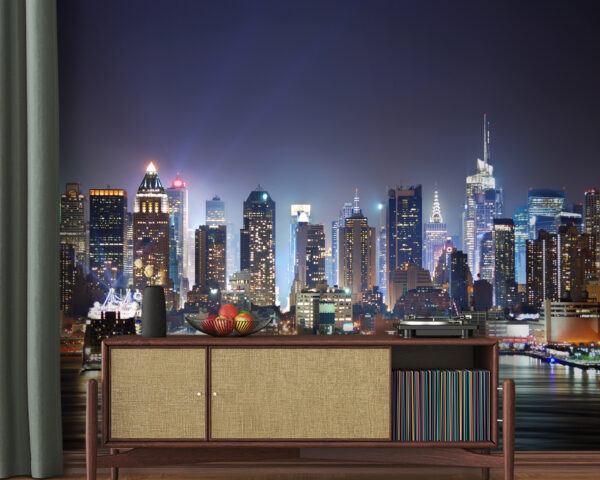 Skyline der Stadt bei Nacht mit sich auf dem Wasser spiegelnden Lichtern Skyline der Stadt bei Nacht mit sich auf dem Wasser spiegelnden Lichtern